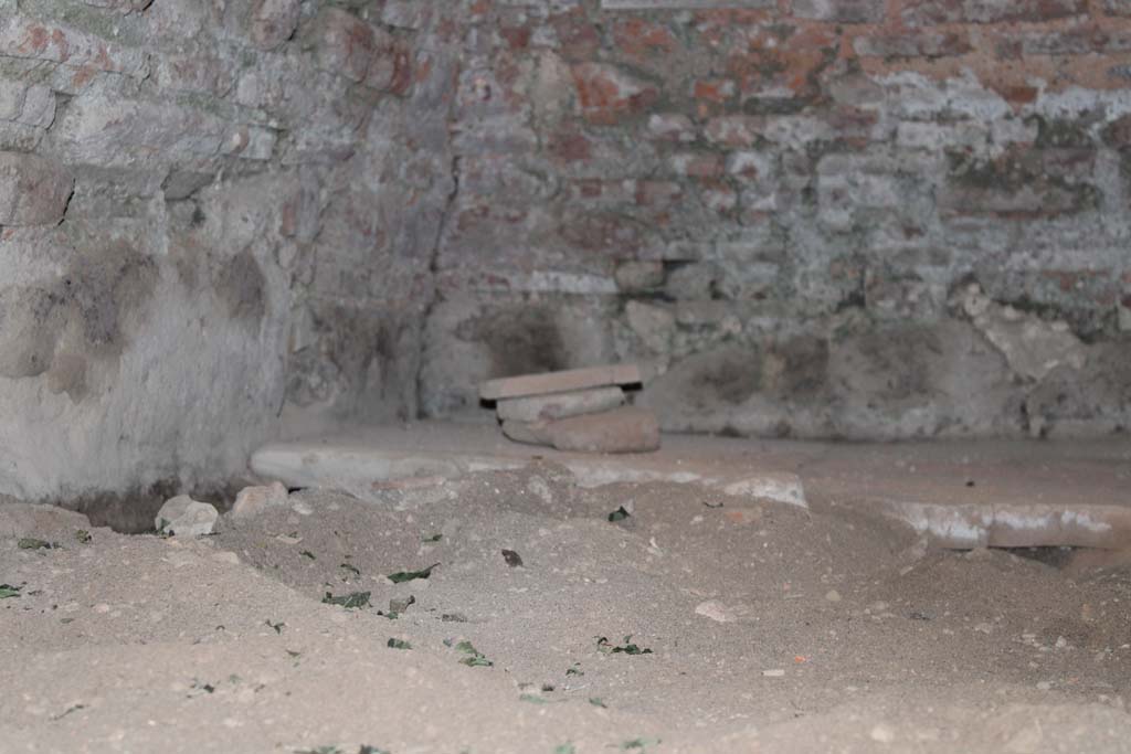 IX.5.4 Pompeii. March 2019. Room f, detail from north-east corner in oven.
Foto Christian Beck, ERC Grant 681269 DÉCOR.