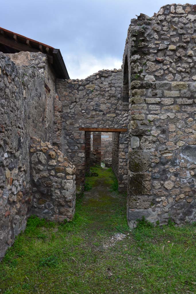 IX.5.4 Pompeii. March 2017.
Room g, doorway in north wall, leading into room f, with oven on east side, on right.
Foto Christian Beck, ERC Grant 681269 DÉCOR.