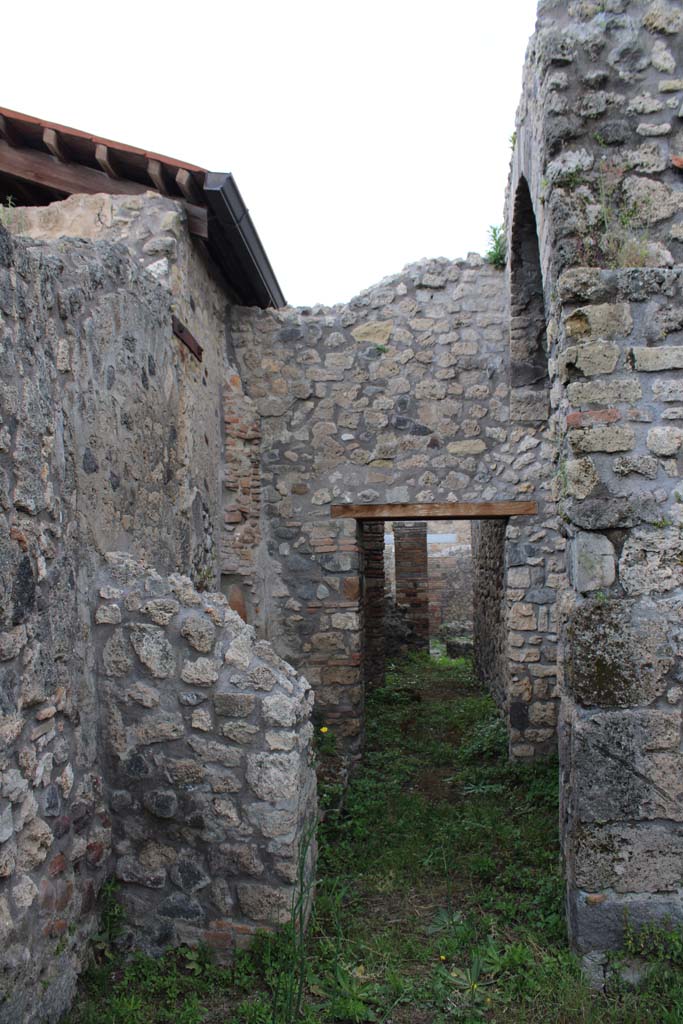 IX.5.4 Pompeii. March 2019. Room g, doorway in north wall, leading into room f.
Foto Christian Beck, ERC Grant 681269 DÉCOR.