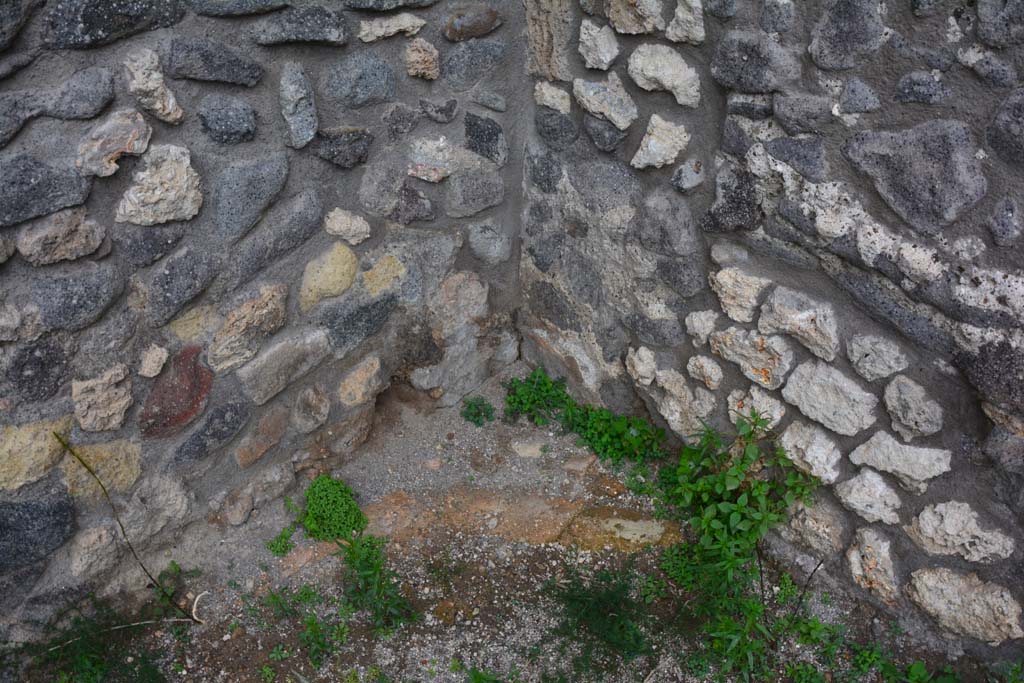 IX.5.4 Pompeii. March 2017. Room g. lower north-east corner.
Foto Christian Beck, ERC Grant 681269 DÉCOR.