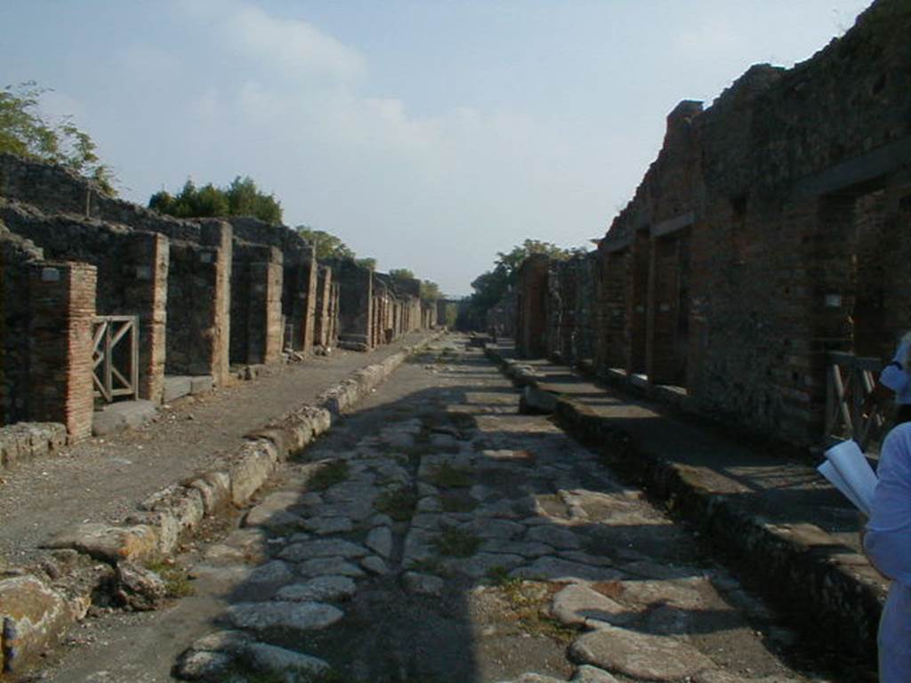 V.2 Pompeii, on left. May 2005. Via di Nola, looking east. IX.5.4, on right.