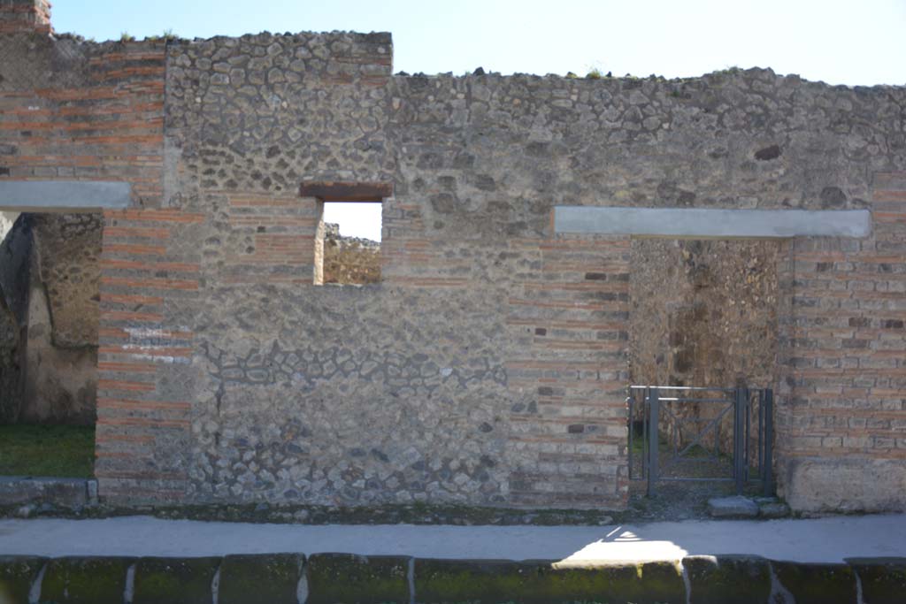 IX.5.5, on left, and IX.5.4, on right, Pompeii. March 2017. Looking south to façade between doorways.
Foto Christian Beck, ERC Grant 681269 DÉCOR.