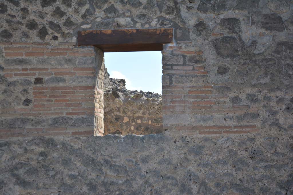 IX.5.4, Pompeii. March 2017. Looking south towards window in front façade on Via di Nola.
Foto Christian Beck, ERC Grant 681269 DÉCOR.