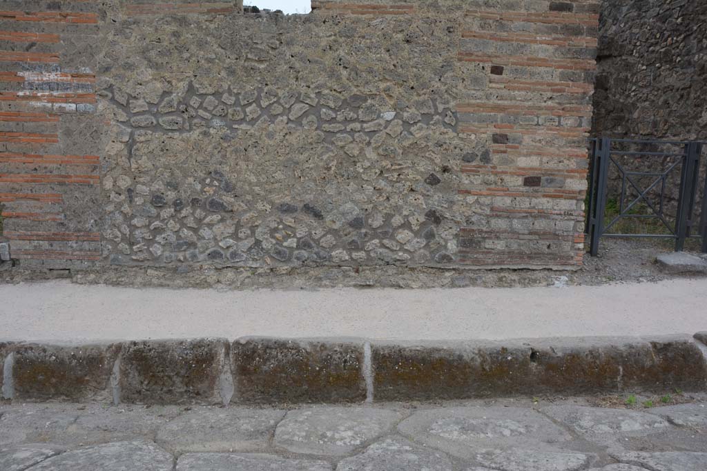 IX.5.4, Pompeii. May 2017. Looking south from Via di Nola towards front façade below window on east side of entrance doorway.
Foto Christian Beck, ERC Grant 681269 DÉCOR.