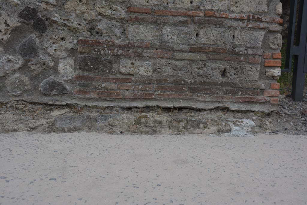 IX.5.4, Pompeii. May 2017. Looking south to detail from front façade on east side of entrance doorway, on right.
Foto Christian Beck, ERC Grant 681269 DÉCOR.