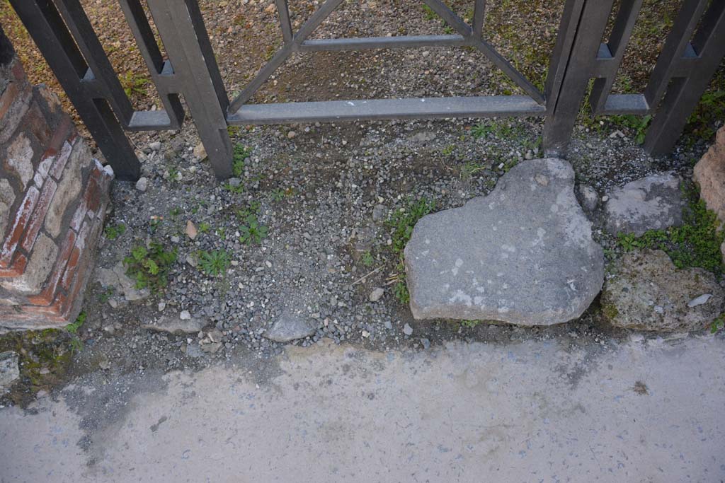 IX.5.4 Pompeii. March 2017. Detail of remaining doorway threshold.
Foto Christian Beck, ERC Grant 681269 DÉCOR.