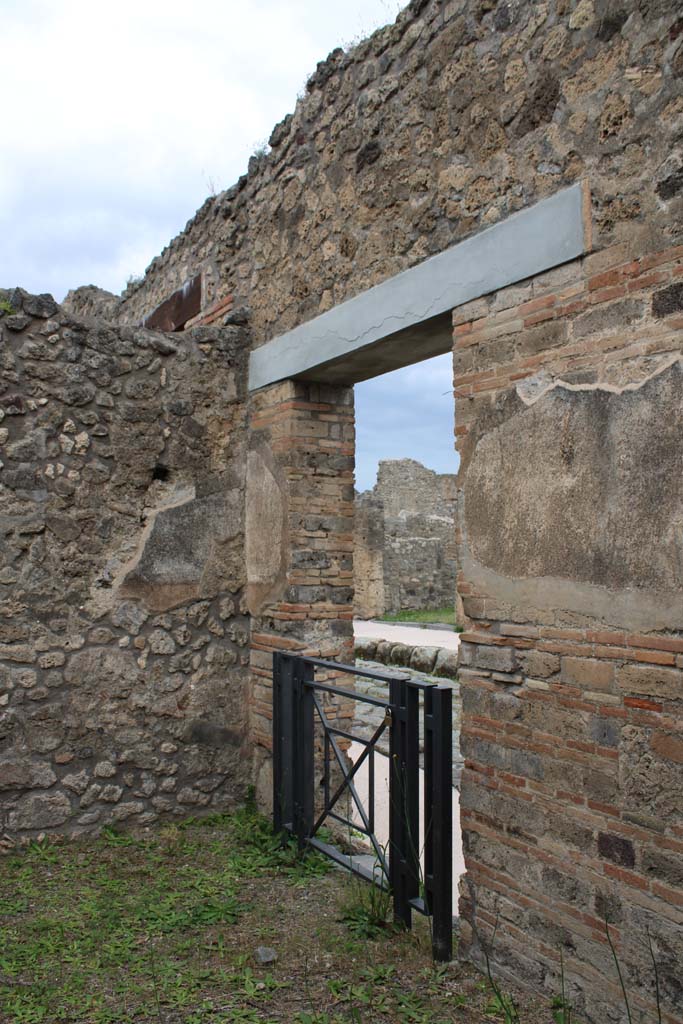 IX.5.4 Pompeii. March 2019.
Room a, shop entrance in north wall in north-west corner of shop-room.
Foto Christian Beck, ERC Grant 681269 DÉCOR.