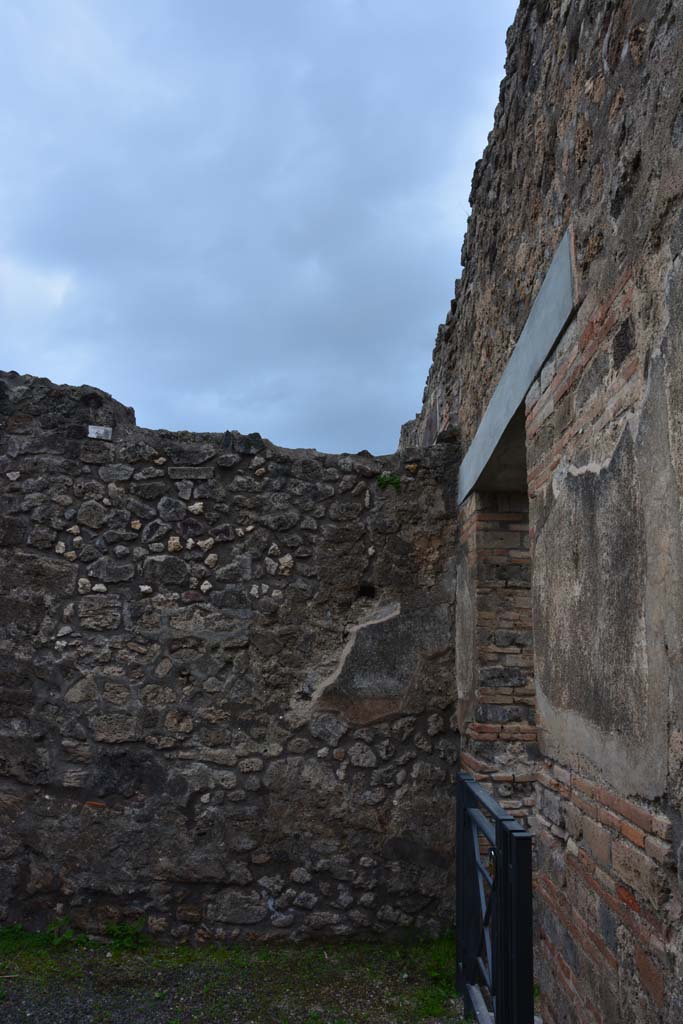 IX.5.4 Pompeii. March 2017.
Room a, looking towards north-west corner and interior of entrance doorway in north wall.
Foto Christian Beck, ERC Grant 681269 DÉCOR.