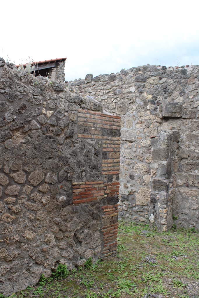 IX.5.4 Pompeii. March 2019.
Room a, south wall, looking towards south-west corner with doorway to room b, the bakery.
Foto Christian Beck, ERC Grant 681269 DÉCOR.