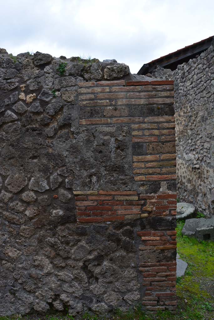 IX.5.4 Pompeii. March 2017. Room a, south wall on east side of doorway to room b.
Foto Christian Beck, ERC Grant 681269 DÉCOR.