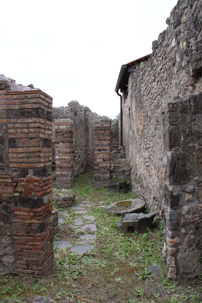 IX.5.4 Pompeii. March 2019.
Room a, looking through doorway in south wall into room b, the bakery.
Foto Christian Beck, ERC Grant 681269 DÉCOR.