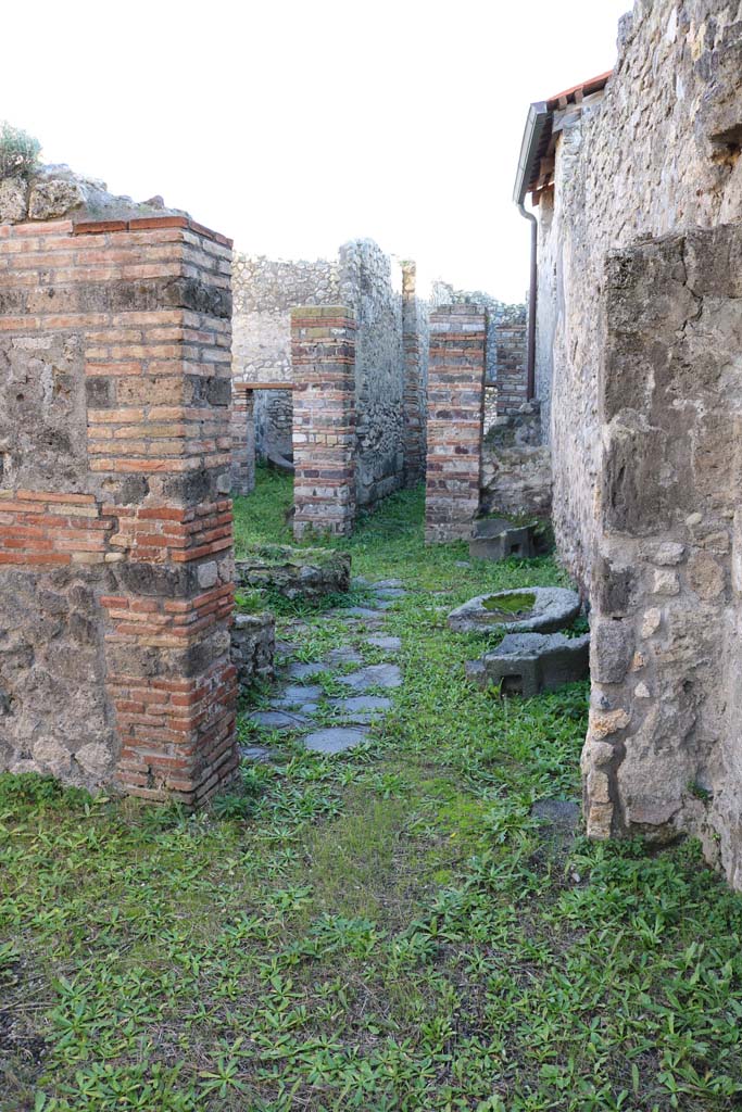 IX.5.4 Pompeii. December 2018.
Looking south from shop into bakery area. Photo courtesy of Aude Durand.