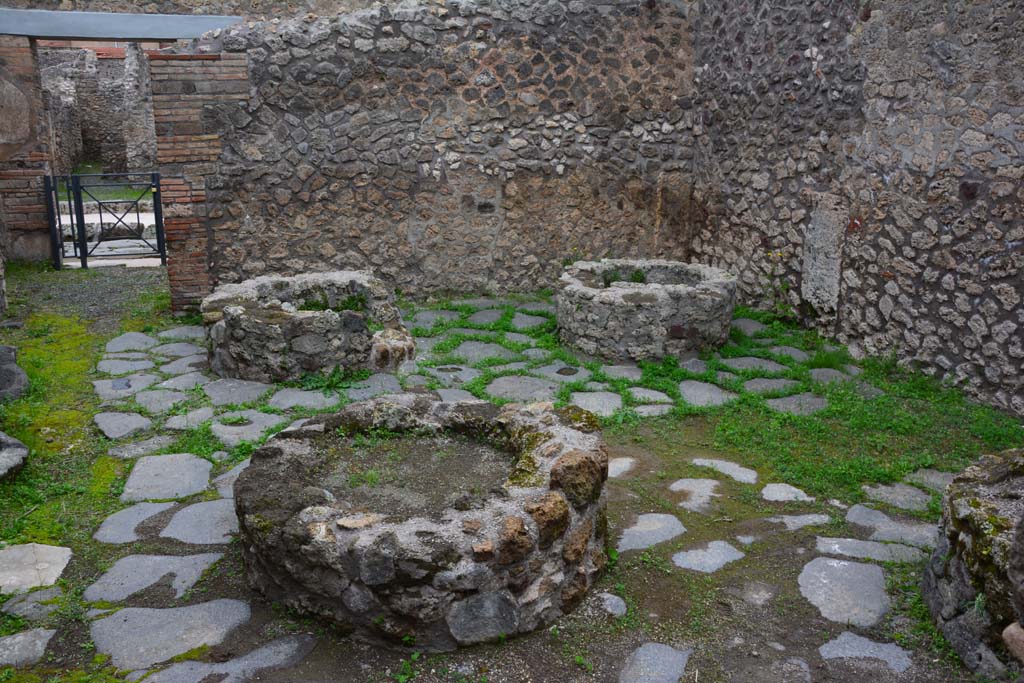 IX.5.4 Pompeii. March 2017. Room b, looking north across masonry bases.
Foto Christian Beck, ERC Grant 681269 DÉCOR.