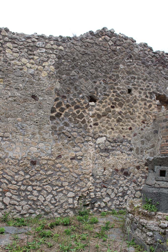IX.5.4 Pompeii. March 2019. Room b, east wall and south-east corner.
Foto Christian Beck, ERC Grant 681269 DÉCOR.