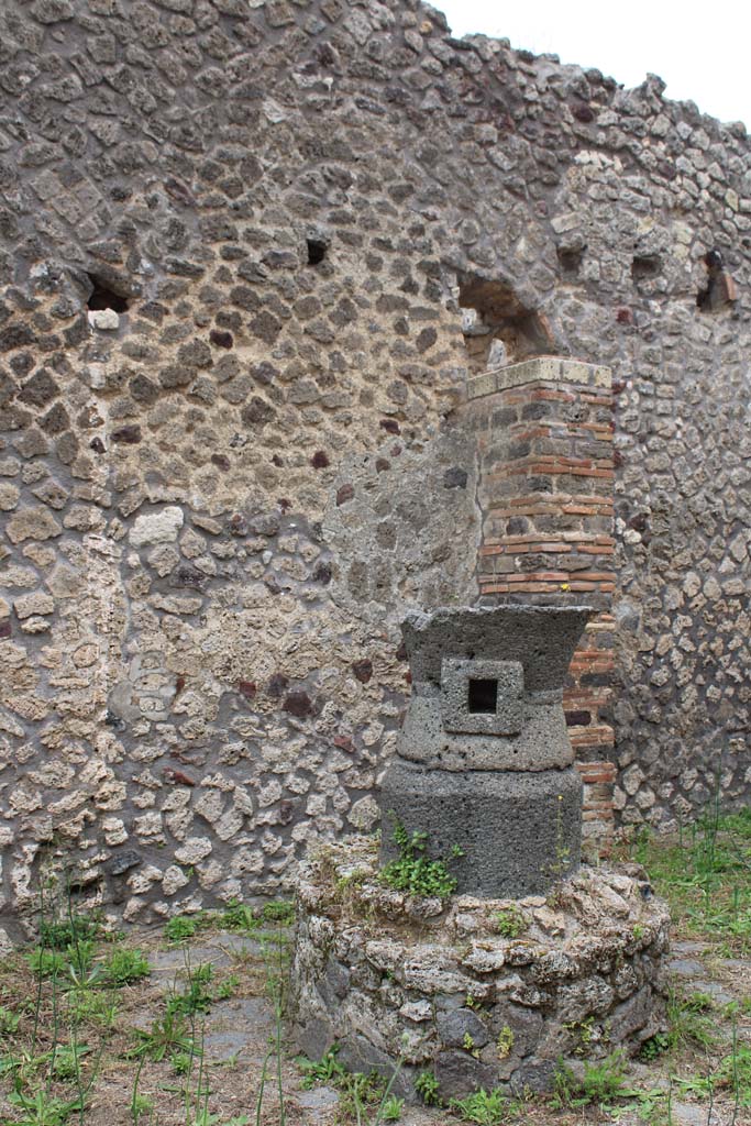 IX.5.4 Pompeii. March 2019.
Room b, south-east corner with a lava mill on a high masonry base.
Foto Christian Beck, ERC Grant 681269 DÉCOR.