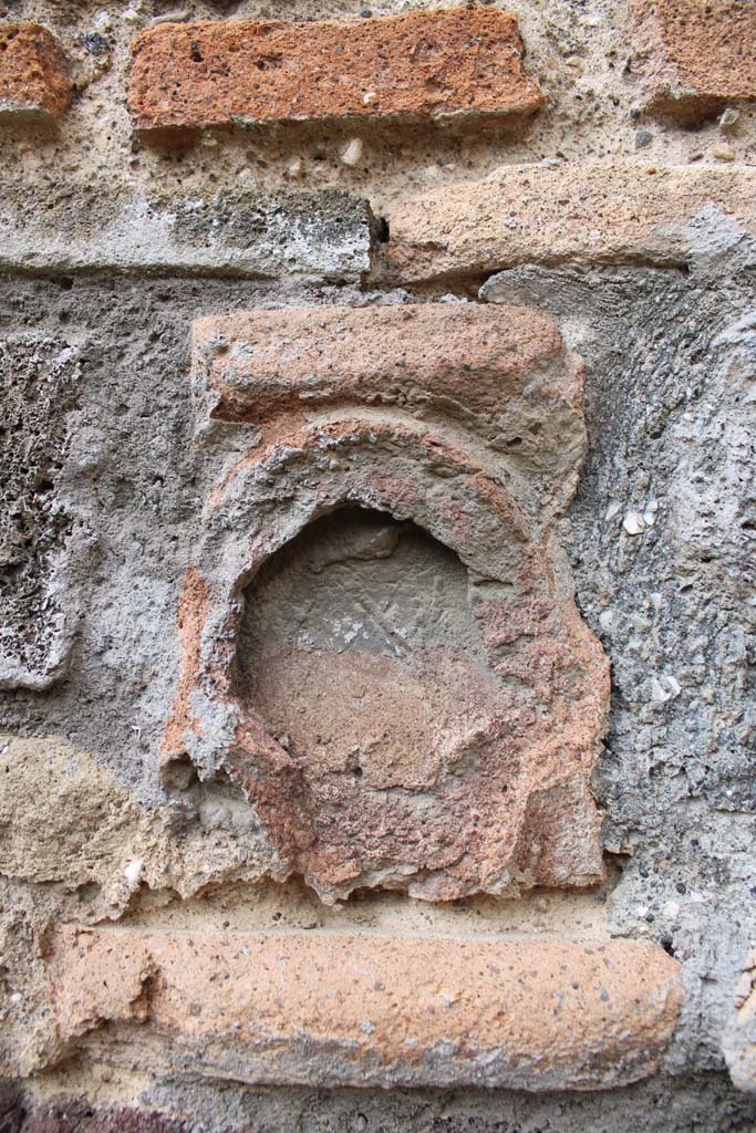 IX.5.4 Pompeii. March 2019.
Room b, item in pilaster on west side of doorway leading into room e.
Foto Christian Beck, ERC Grant 681269 DÉCOR.