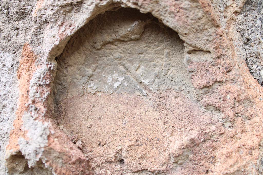 IX.5.4 Pompeii. March 2019. Room b, detail from pilaster on west side of doorway leading into room e.
Foto Christian Beck, ERC Grant 681269 DÉCOR.
