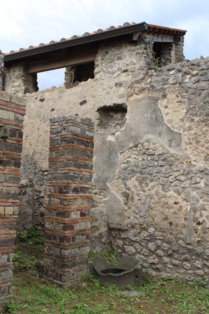 IX.5.4 Pompeii. March 2019. Room b, south-west corner, and doorway to room e.
Foto Christian Beck, ERC Grant 681269 DÉCOR.
