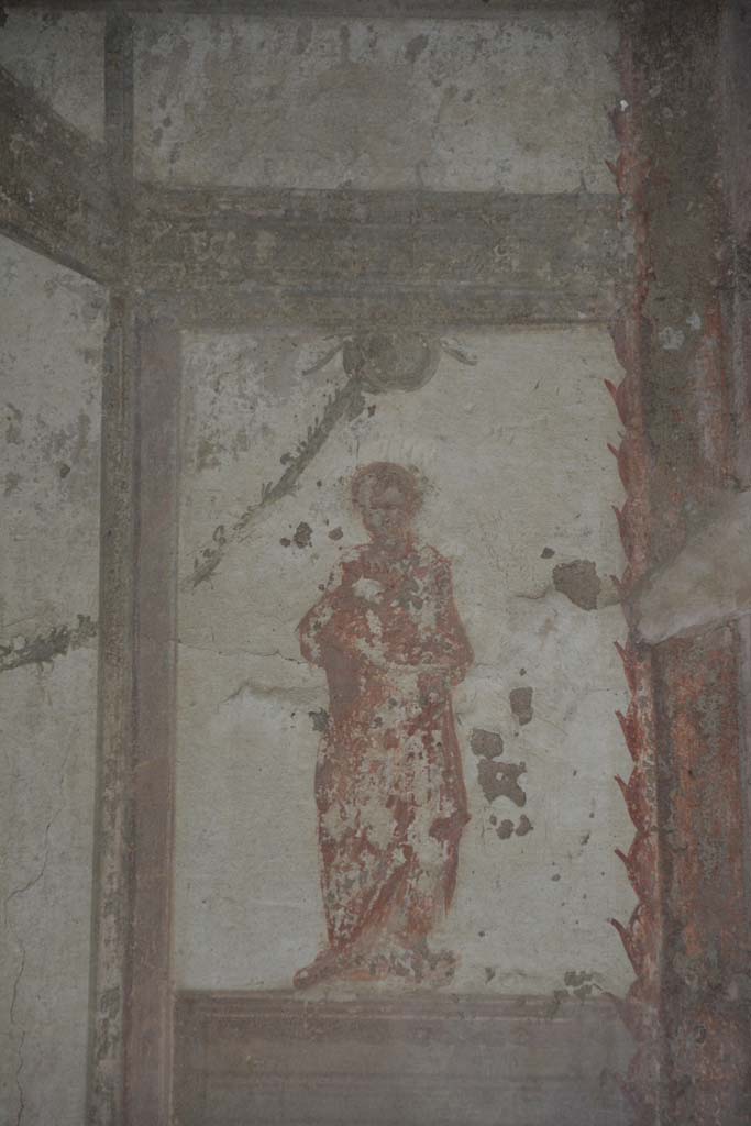 IX.5.6 Pompeii. May 2017.
Room i, detail of figure above dividing panel on upper east wall towards north end.
Foto Christian Beck, ERC Grant 681269 DÉCOR.