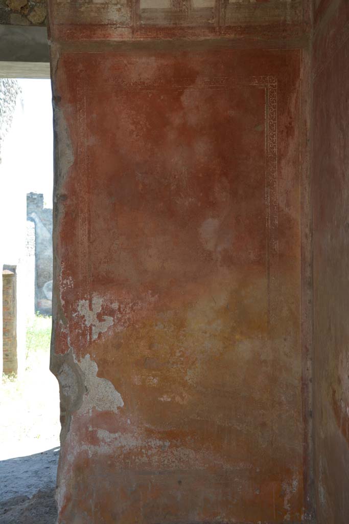 IX.5.6 Pompeii. May 2017. Room i, south wall at west end with figure in centre of panel.
Foto Christian Beck, ERC Grant 681269 DÉCOR.