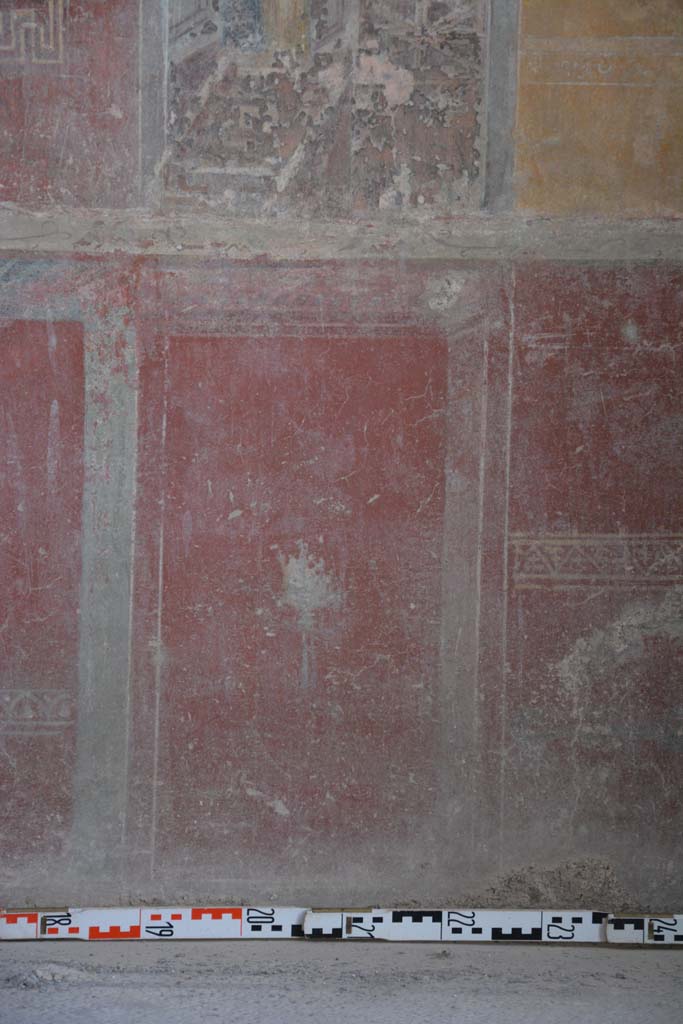 IX.5.6 Pompeii. May 2017.
Room i, zoccolo below dividing panel on west wall at north end.
Foto Christian Beck, ERC Grant 681269 DÉCOR.