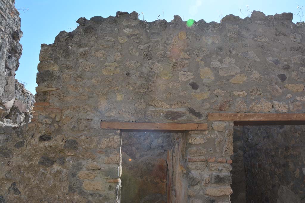 IX.5.6 Pompeii. May 2017. Room n, west side, upper wall above doorways to room s, in centre, and room t, on right.
Foto Christian Beck, ERC Grant 681269 DÉCOR.