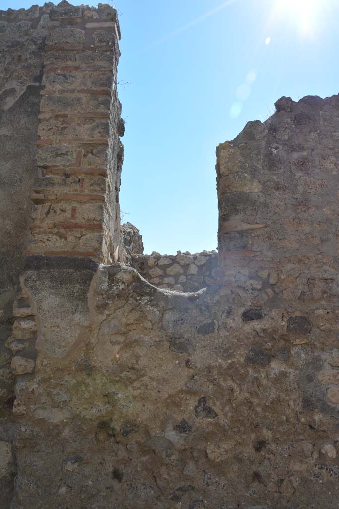 IX.5.6 Pompeii. May 2017. Room n, west side, upper wall above doorway to room s.
Foto Christian Beck, ERC Grant 681269 DÉCOR.