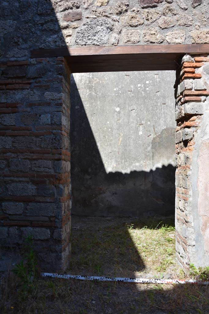 IX.5.6 Pompeii. May 2017. Room n, east side, doorway to room o.
Foto Christian Beck, ERC Grant 681269 DÉCOR.