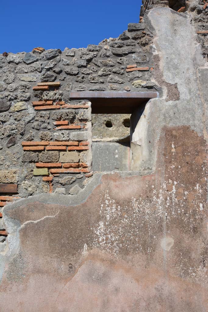IX.5.6 Pompeii. May 2017.
Room n, east side, window on upper south side of doorway to room o.
Foto Christian Beck, ERC Grant 681269 DÉCOR.