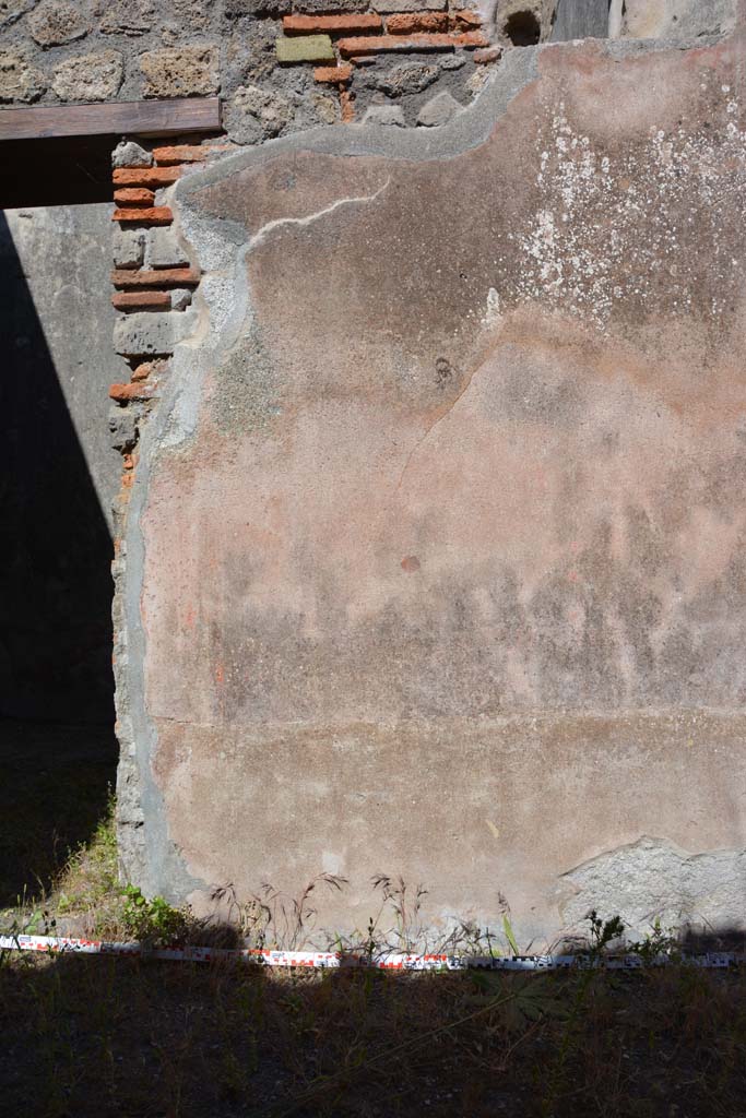 IX.5.6 Pompeii. May 2017.
Room n, east side, lower wall on south side of doorway to room o.
Foto Christian Beck, ERC Grant 681269 DÉCOR.