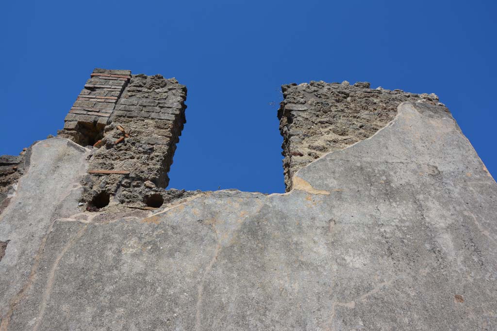 IX.5.6 Pompeii. May 2017. Room n, east side, upper wall above doorway to room p.
Foto Christian Beck, ERC Grant 681269 DÉCOR.
