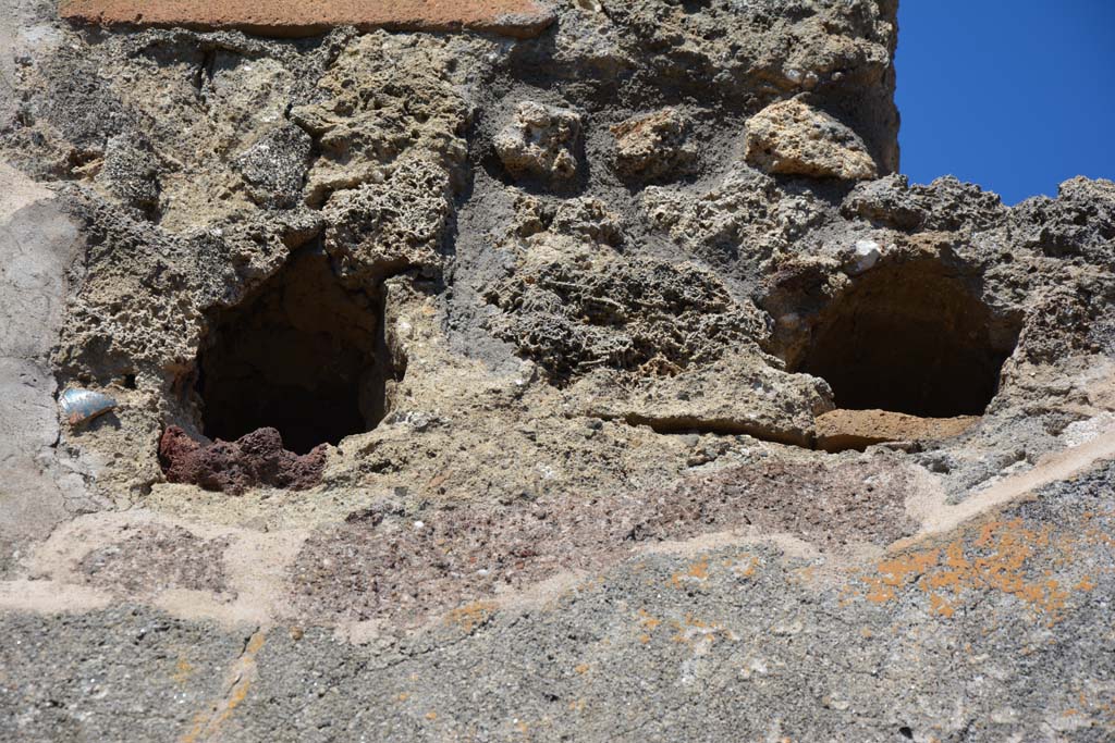 IX.5.6 Pompeii. May 2017. Room n, east side, detail from upper wall above doorway to room p.
Foto Christian Beck, ERC Grant 681269 DÉCOR.