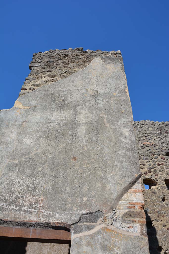 IX.5.6 Pompeii. May 2017. Room n, east side, upper wall above doorway to room p.
Foto Christian Beck, ERC Grant 681269 DÉCOR.