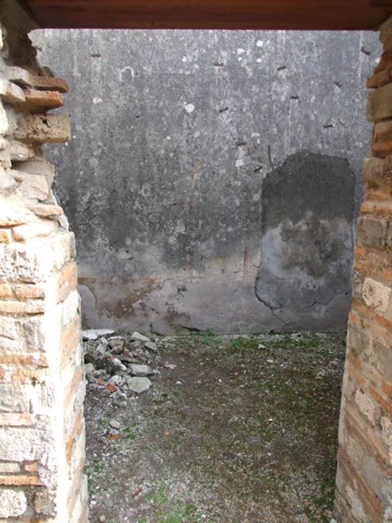 IX.5.6 Pompeii. December 2007. Doorway to room o, looking east.