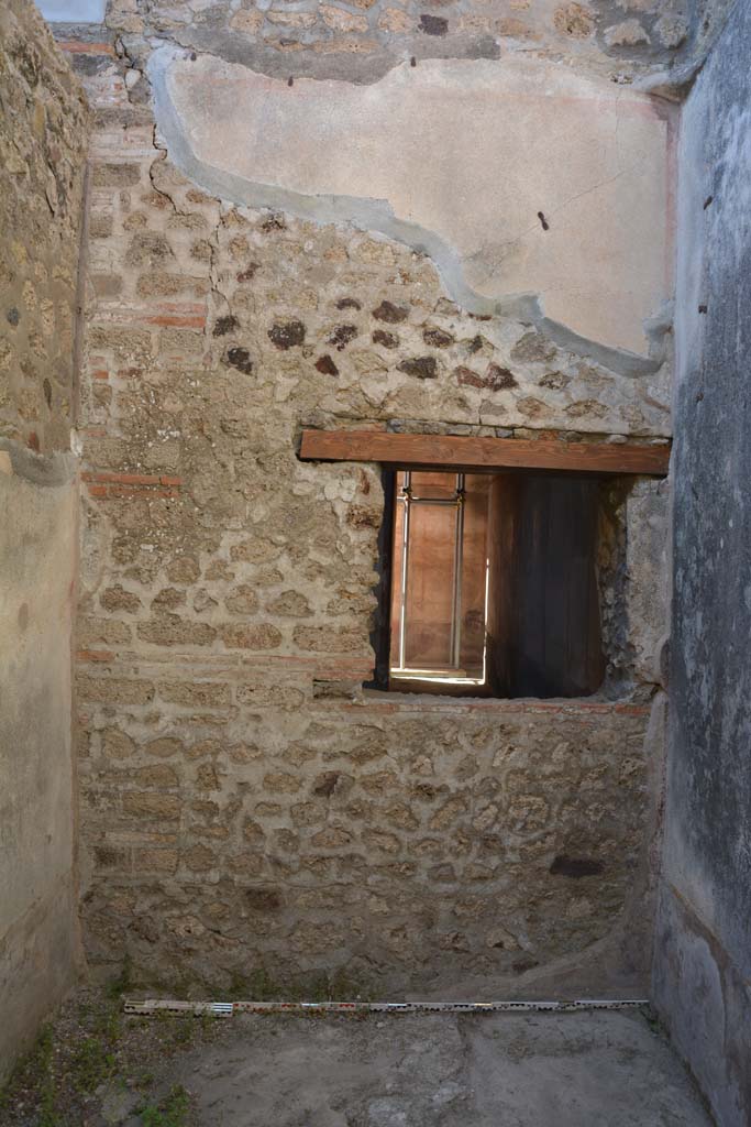 IX.5.6 Pompeii. May 2017. Room o, looking towards north wall with window into room l (L).
Foto Christian Beck, ERC Grant 681269 DÉCOR.