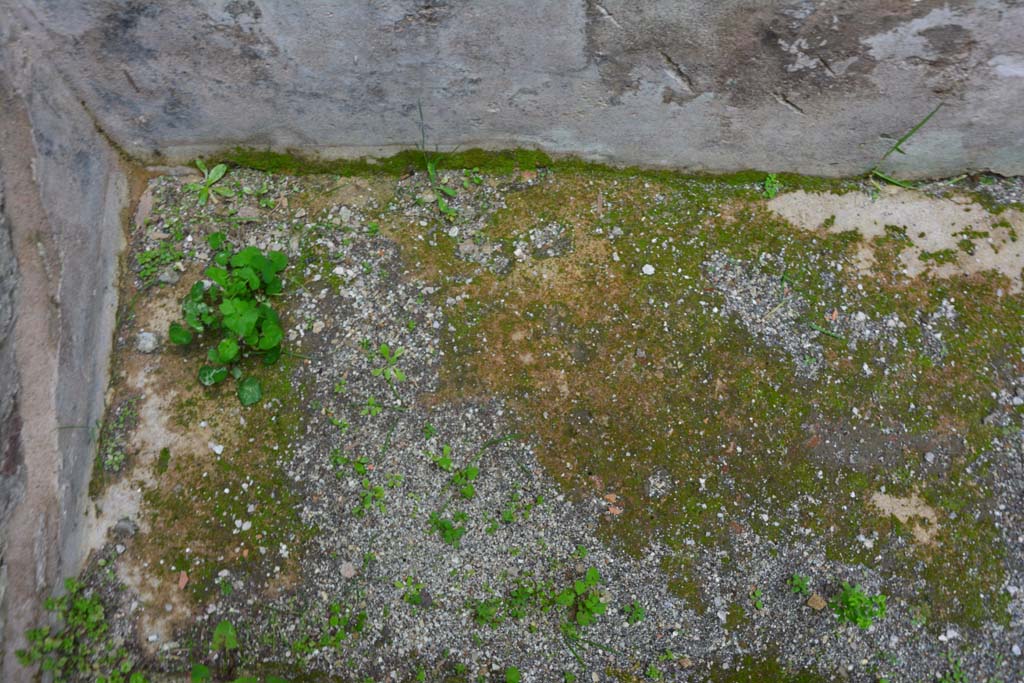 IX.5.6 Pompeii. March 2017. Room o, flooring in north-east corner, looking east.
Foto Christian Beck, ERC Grant 681269 DÉCOR.