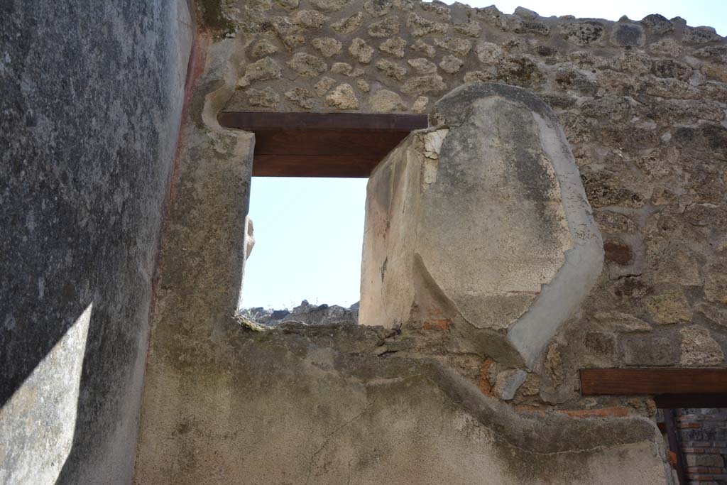 IX.5.6 Pompeii. May 2017. Room o, upper west wall with window overlooking room n.
Foto Christian Beck, ERC Grant 681269 DÉCOR.