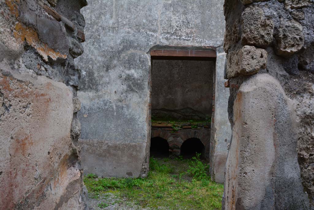 IX.5.6 Pompeii. March 2017. Doorway to room p, kitchen, looking east across room n.
Foto Christian Beck, ERC Grant 681269 DÉCOR