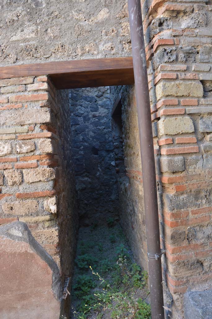 IX.5.6 Pompeii. May 2017. Room v, doorway on west side of room n, looking west.
Foto Christian Beck, ERC Grant 681269 DÉCOR.