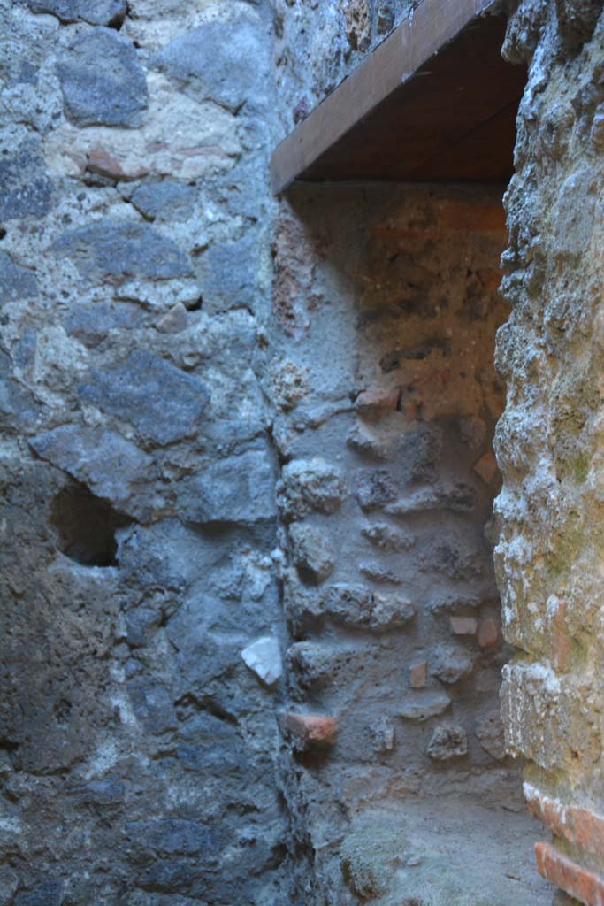 IX.5.6 Pompeii. May 2017.
Room v, north-west corner and window to room m, in north wall.
Foto Christian Beck, ERC Grant 681269 DÉCOR.