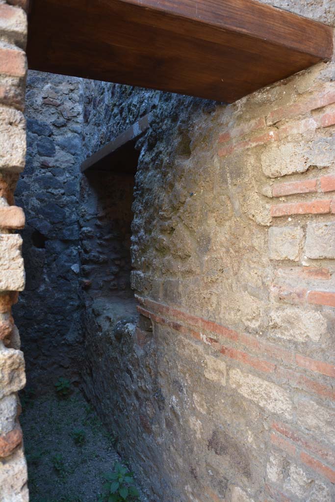 IX.5.6 Pompeii. May 2017. Room v, looking through doorway towards north wall.
Foto Christian Beck, ERC Grant 681269 DÉCOR.