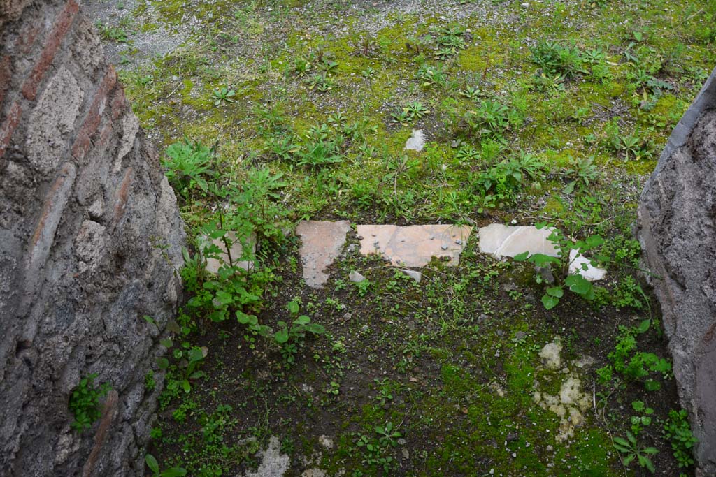 IX.5.6 Pompeii. March 2017. Room v, looking east through doorway towards threshold.
Foto Christian Beck, ERC Grant 681269 DÉCOR.