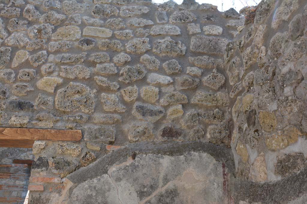 IX.5.6 Pompeii. May 2017. Room r, upper east wall on south side of doorway, in south-east corner.
Foto Christian Beck, ERC Grant 681269 DÉCOR.