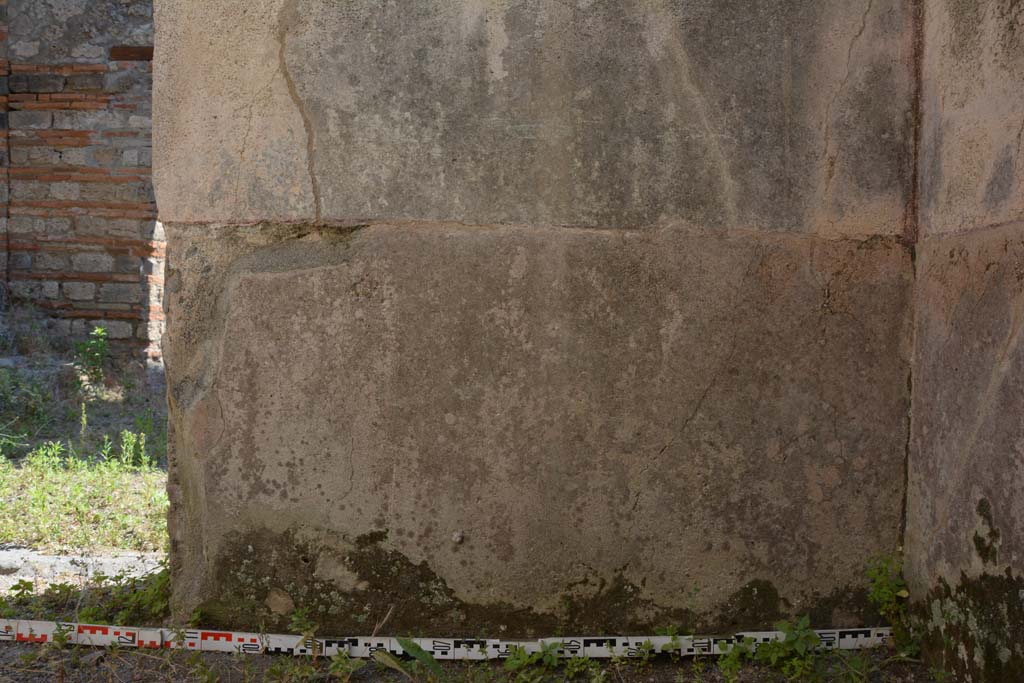 IX.5.6 Pompeii. May 2017. Room r, lower east wall in south-east corner.
Foto Christian Beck, ERC Grant 681269 DÉCOR.