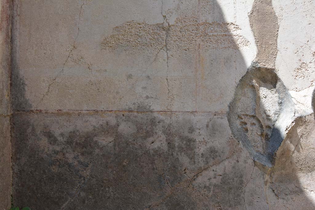 IX.5.6 Pompeii. May 2017. Room r, lower west wall in south-west corner with remaining painted decoration.
Foto Christian Beck, ERC Grant 681269 DÉCOR.