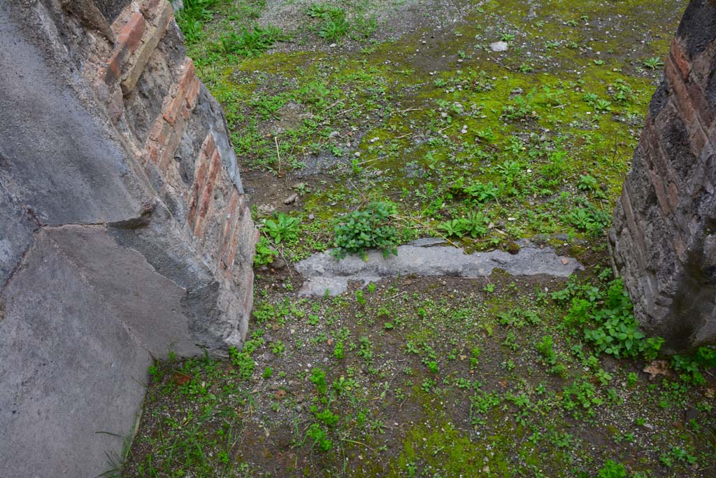 IX.5.6 Pompeii. March 2017. Room r, looking west towards doorway threshold.
Foto Christian Beck, ERC Grant 681269 DÉCOR.