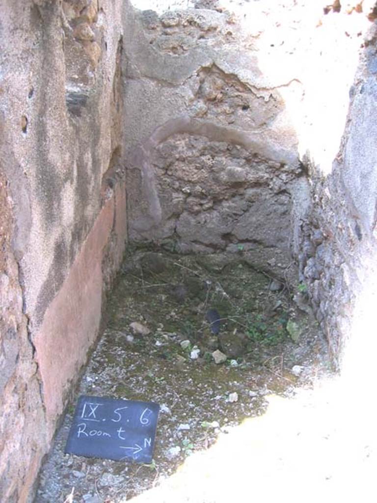IX.5.6 Pompeii. July 2008. Room t, latrine. Photo courtesy of Barry Hobson.
On the left, south side, the hollow for the toilet seat can be seen immediately above the zoccolo of cocciopesto.
The walls were plastered in white