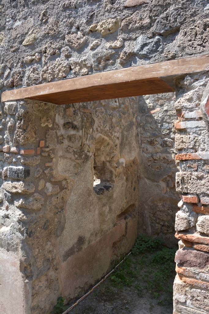 IX.5.6 Pompeii. May 2017. Room t, looking through doorway towards the south wall.
Foto Christian Beck, ERC Grant 681269 DÉCOR.