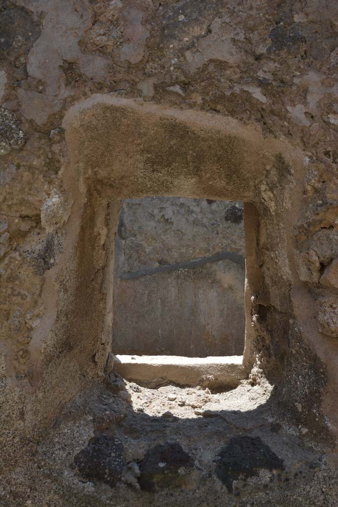IX.5.6 Pompeii. May 2017. Room t, window in south wall.
Foto Christian Beck, ERC Grant 681269 DÉCOR.
