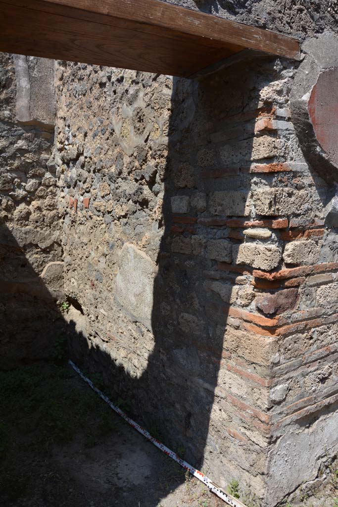 IX.5.6 Pompeii. May 2017. Room t, looking through doorway towards north wall.
Foto Christian Beck, ERC Grant 681269 DÉCOR.